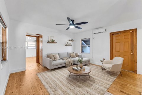 House in Miami, Florida 3 bedrooms, 101.17 sq.m. № 1999431 - photo 5