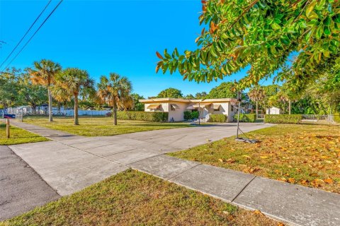 House in Miami, Florida 3 bedrooms, 101.17 sq.m. № 1999431 - photo 2