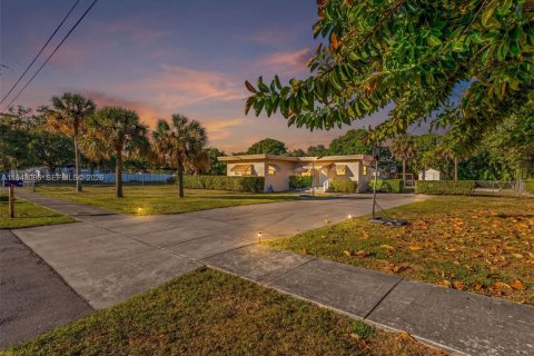 House in Miami, Florida 3 bedrooms, 101.17 sq.m. № 1999431