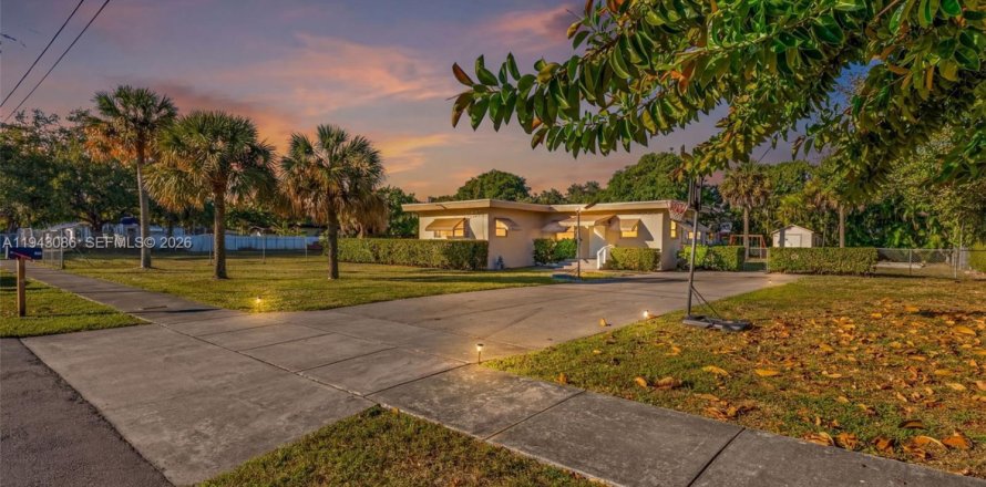 House in Miami, Florida 3 bedrooms, 101.17 sq.m. № 1999431