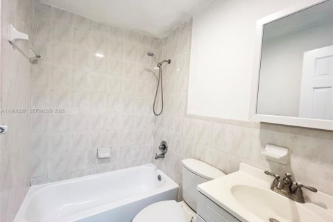 Снять в аренду квартиру в Майами, Флорида 2 спальни, 285.4м2, № 2045490 - фото 9