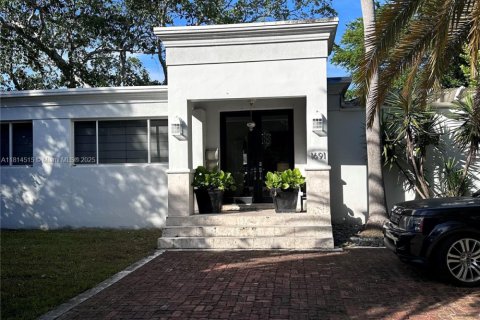 House in Miami, Florida 3 bedrooms, 176.7 sq.m. № 1762918 - photo 1