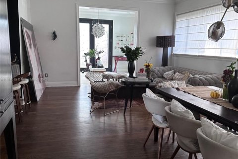 House in Miami, Florida 3 bedrooms, 176.7 sq.m. № 1762918 - photo 13