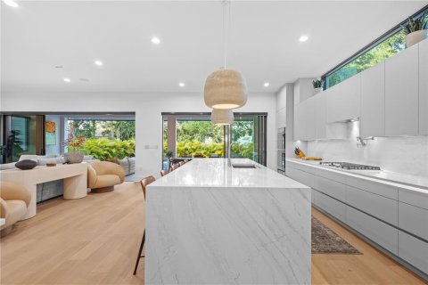 Casa en venta en Tampa, Florida, 5 dormitorios, 325.16 m2 № 2430659 - foto 8