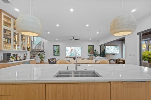 Casa en venta en Tampa, Florida, 5 dormitorios, 325.16 m2 № 2430659 - foto 10