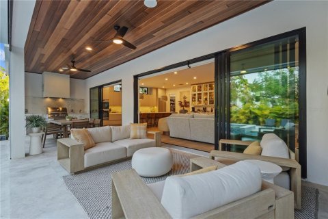 Casa en venta en Tampa, Florida, 5 dormitorios, 325.16 m2 № 2430659 - foto 3