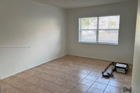 Condo in Miami, Florida, 1 bedroom  № 1929881 - photo 14