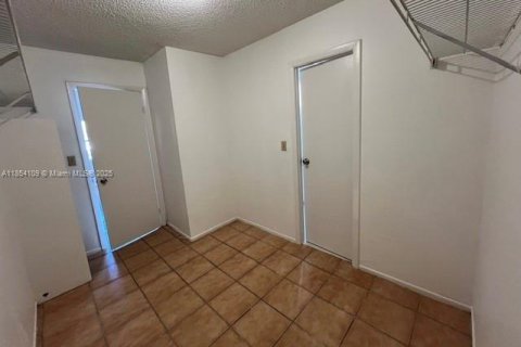 Condo in Miami, Florida, 1 bedroom  № 1929881 - photo 11
