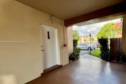 Condo in Miami, Florida, 1 bedroom  № 1929881 - photo 2