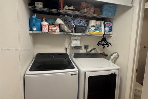 Townhouse in Miami, Florida 3 bedrooms, 125.33 sq.m. № 1955404 - photo 12