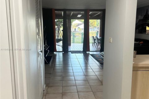 Touwnhouse à vendre à Miami, Floride: 2 chambres, 91.23 m2 № 1997197 - photo 2