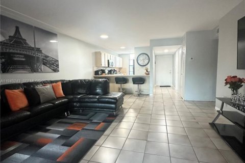 Touwnhouse à vendre à Miami, Floride: 2 chambres, 91.23 m2 № 1997197 - photo 5