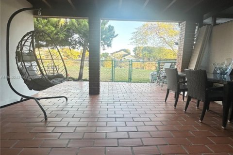 Touwnhouse à vendre à Miami, Floride: 2 chambres, 91.23 m2 № 1997197 - photo 16