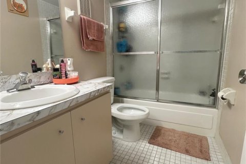 Touwnhouse à vendre à Miami, Floride: 2 chambres, 91.23 m2 № 1997197 - photo 15