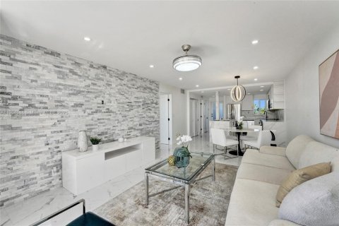 Condominio en alquiler en Pembroke Pines, Florida, 1 dormitorio, 74.32 m2 № 1955424 - foto 10