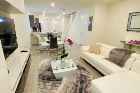 Copropriété à louer à Doral, Floride: 3 chambres, 122.17 m2 № 1930998 - photo 1