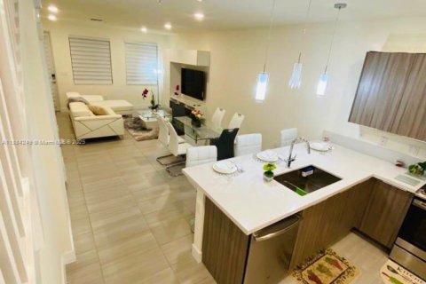 Condominio en alquiler en Doral, Florida, 3 dormitorios, 122.17 m2 № 1930998 - foto 2