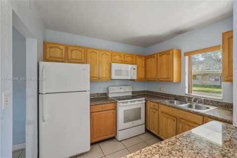 Condo in Lauderhill, Florida, 2 bedrooms  № 2026413 - photo 13