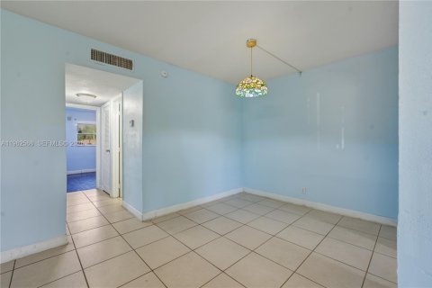 Condo in Lauderhill, Florida, 2 bedrooms  № 2026413 - photo 12