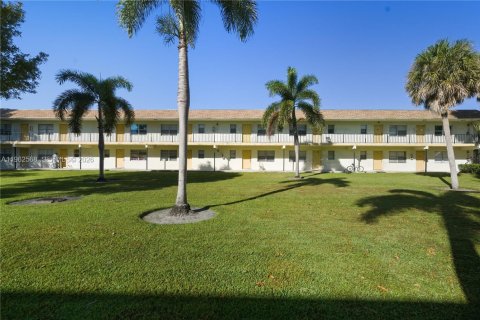 Condominio en Lauderhill, Florida, 2 dormitorios  № 2026413