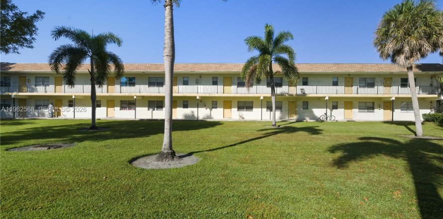 Condo in Lauderhill, Florida, 2 bedrooms  № 2026413