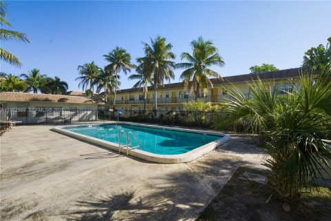 Condo in Lauderhill, Florida, 2 bedrooms  № 2026413 - photo 2