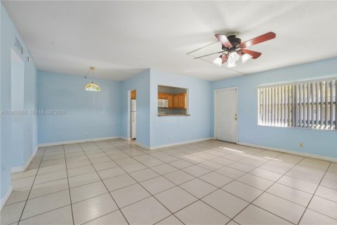 Condo in Lauderhill, Florida, 2 bedrooms  № 2026413 - photo 11