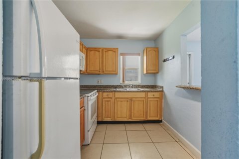 Condo in Lauderhill, Florida, 2 bedrooms  № 2026413 - photo 9