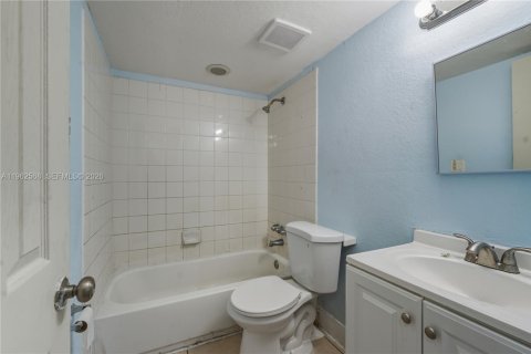 Condo in Lauderhill, Florida, 2 bedrooms  № 2026413 - photo 6