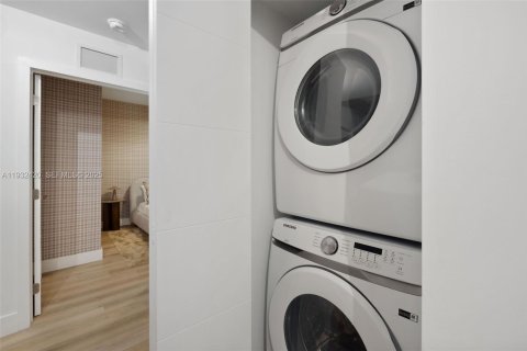 Снять в аренду квартиру в Майами, Флорида 2 спальни, 83.61м2, № 1991473 - фото 12