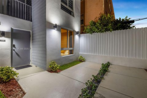 Снять в аренду квартиру в Майами, Флорида 2 спальни, 83.61м2, № 1991473 - фото 13