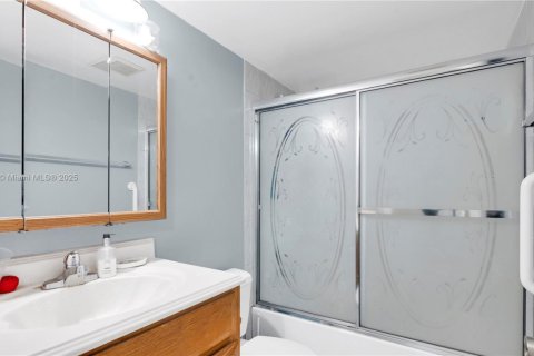 Condo in Pembroke Pines, Florida, 2 bedrooms  № 1857000 - photo 13