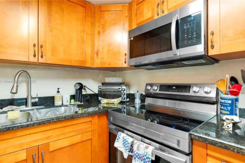 Condo in Pembroke Pines, Florida, 2 bedrooms  № 1857000 - photo 11