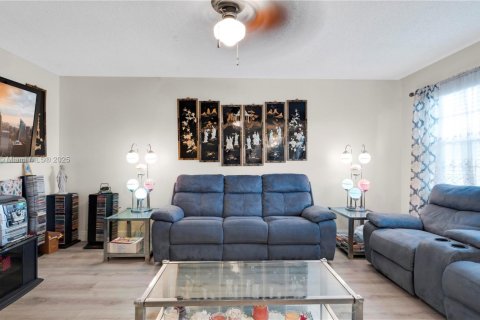 Condo in Pembroke Pines, Florida, 2 bedrooms  № 1857000 - photo 4