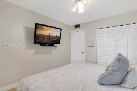 Condo in Pembroke Pines, Florida, 2 bedrooms  № 1857000 - photo 15