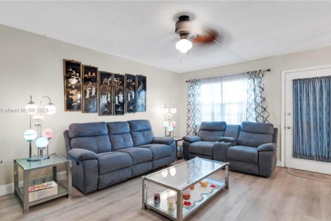 Condo in Pembroke Pines, Florida, 2 bedrooms  № 1857000 - photo 1