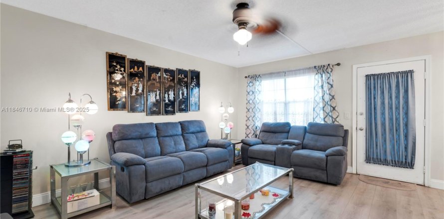 Condo in Pembroke Pines, Florida, 2 bedrooms № 1857000
