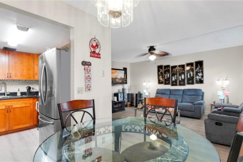 Condo in Pembroke Pines, Florida, 2 bedrooms  № 1857000 - photo 2