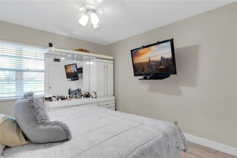 Condo in Pembroke Pines, Florida, 2 bedrooms  № 1857000 - photo 16