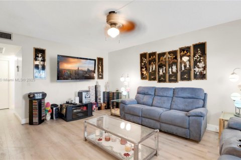 Condo in Pembroke Pines, Florida, 2 bedrooms  № 1857000 - photo 6