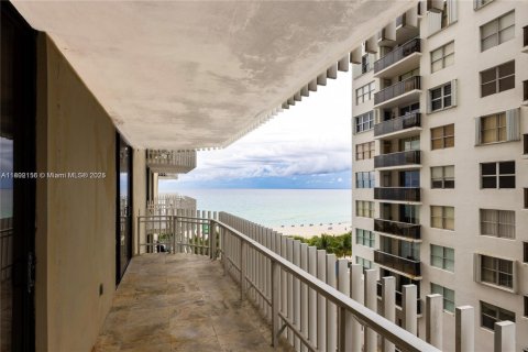 Condo in Miami Beach, Florida, 2 bedrooms  № 1862093 - photo 2