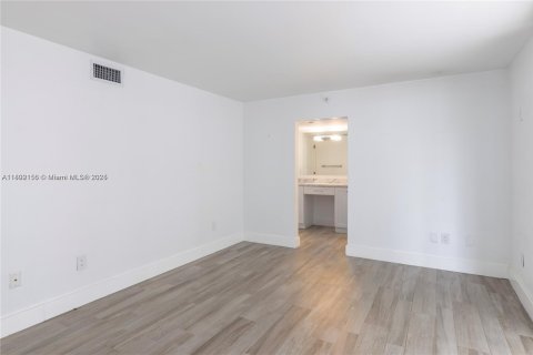 Condo in Miami Beach, Florida, 2 bedrooms  № 1862093 - photo 17