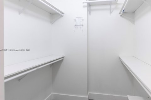 Condo in Miami Beach, Florida, 2 bedrooms  № 1862093 - photo 21
