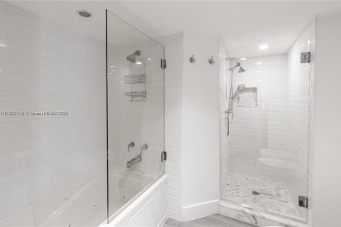 Condo in Miami Beach, Florida, 2 bedrooms  № 1862093 - photo 19
