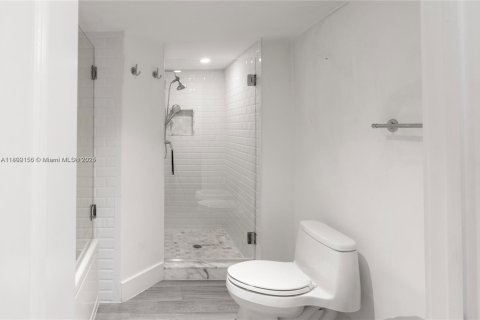 Condo in Miami Beach, Florida, 2 bedrooms  № 1862093 - photo 20