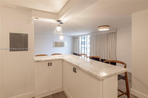 Condo in Miami Beach, Florida, 2 bedrooms  № 1862093 - photo 10