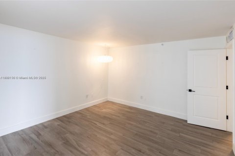 Condo in Miami Beach, Florida, 2 bedrooms  № 1862093 - photo 26