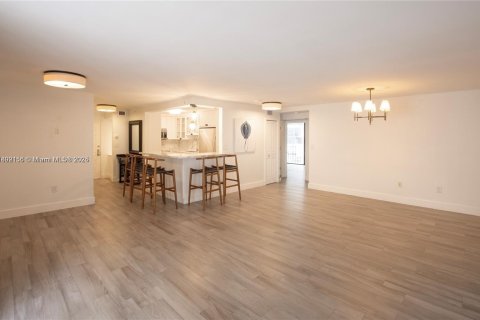 Condo in Miami Beach, Florida, 2 bedrooms  № 1862093 - photo 5