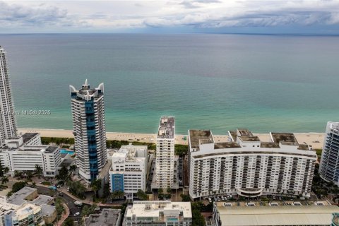 Condo in Miami Beach, Florida, 2 bedrooms  № 1862093 - photo 3