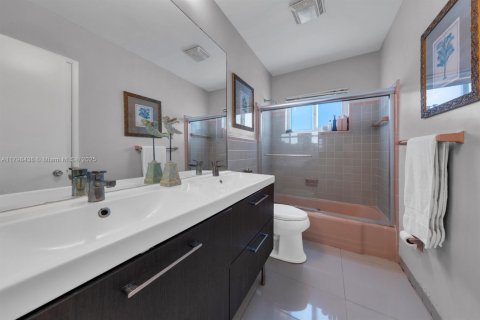 House in Oakland Park, Florida 3 bedrooms, 159.7 sq.m. № 1682122 - photo 30